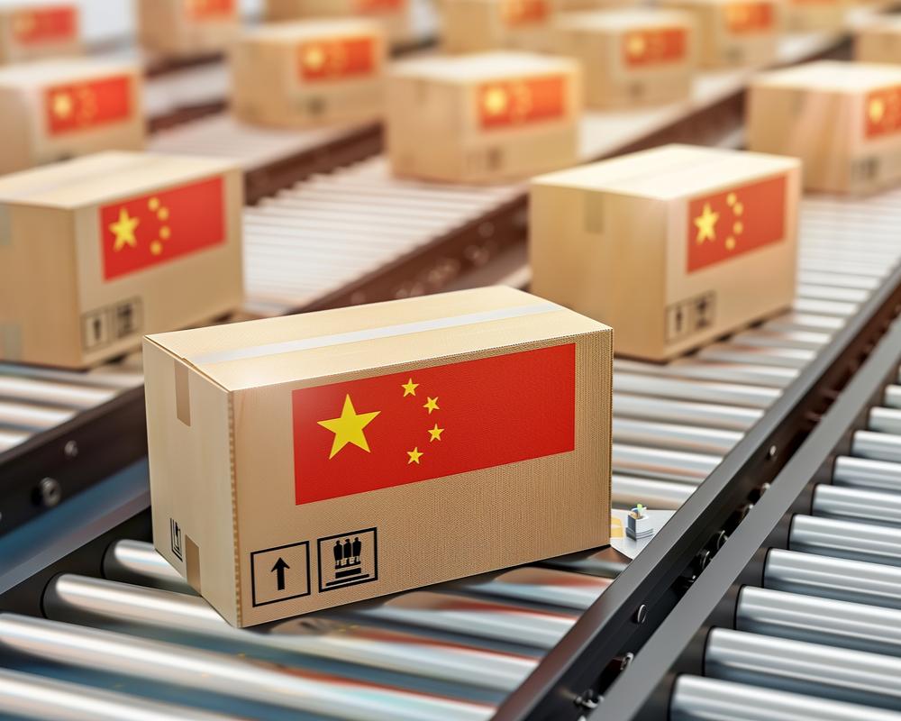 Caixas de papelão com a bandeira da China em uma esteira de expedição